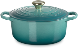 Le Creuset Braad- / Stoofpan Signature rond met goudkleurige knop 24cm 4,2l Bleu Riviera Gietijzer