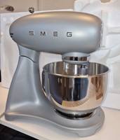 Smeg SMF02SVEU Keukenmachine - inox mengkom volume 4,8 liter - metaalgrijs met zilver - Retour