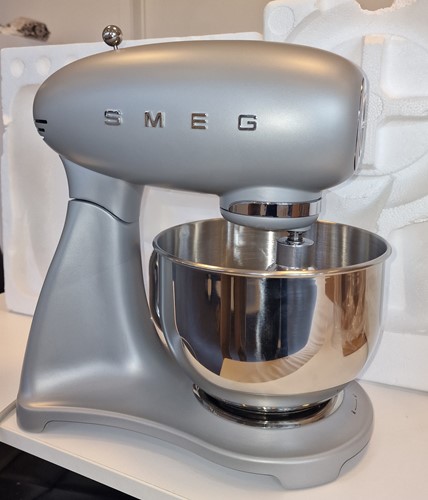Smeg SMF02SVEU Keukenmachine - inox mengkom volume 4,8 liter - metaalgrijs met zilver - Retour