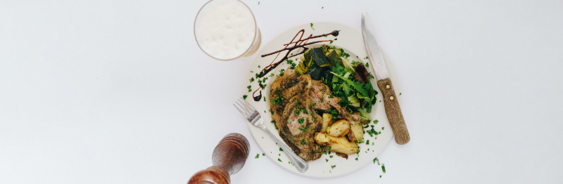 Recept: Gebakken kipfilet met pepersaus, geroosterde aardappelen en kropsla uit Dagelijkse Kost