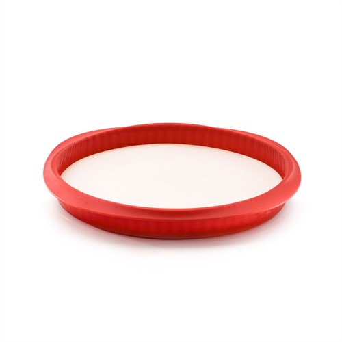 Lékué Geribde taartvorm uit silicone rood ø 28cm H 3cm met keramisch bord wit